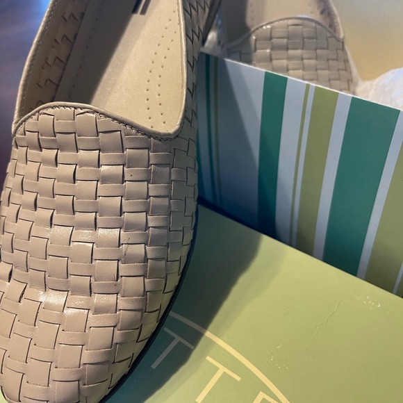 Trotters bone colored woven flat loafers, size 9 - Picture 7 of 7